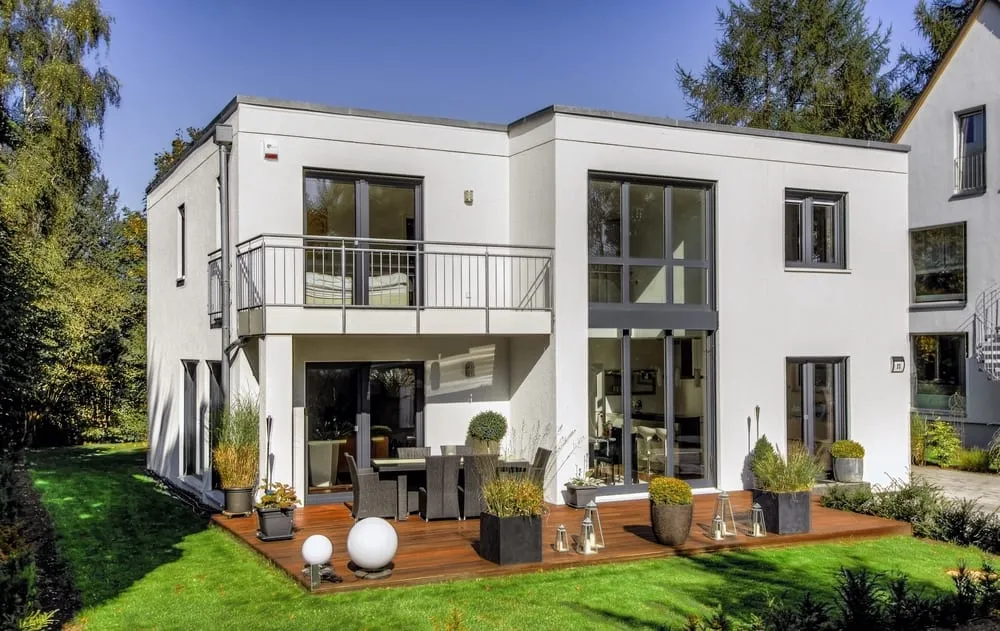 2-Bedroom House in Washington Centered Around a 16-Car Garage