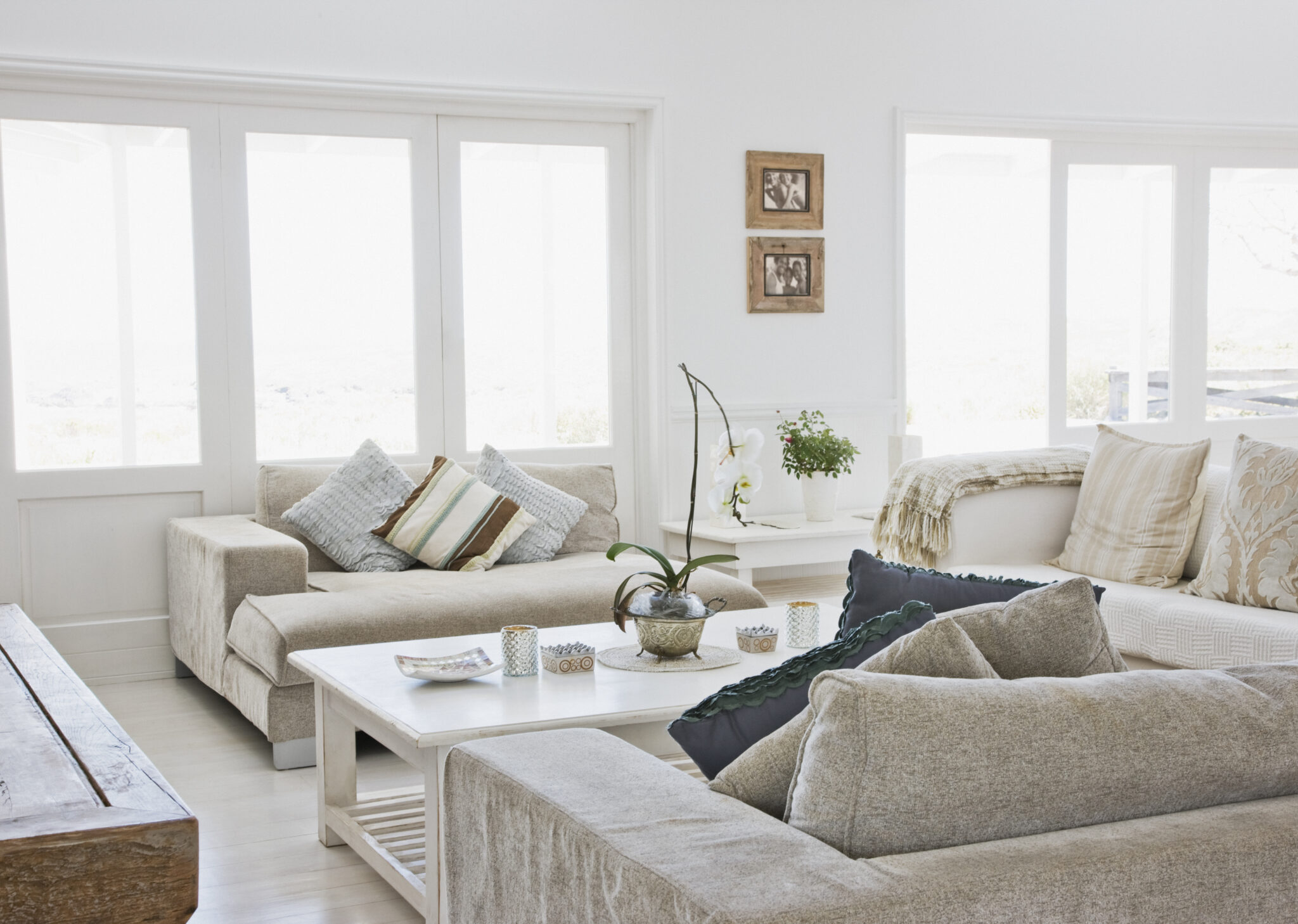 10 Quick Tips to Get a Wow Factor when Decorating with All-White Color
