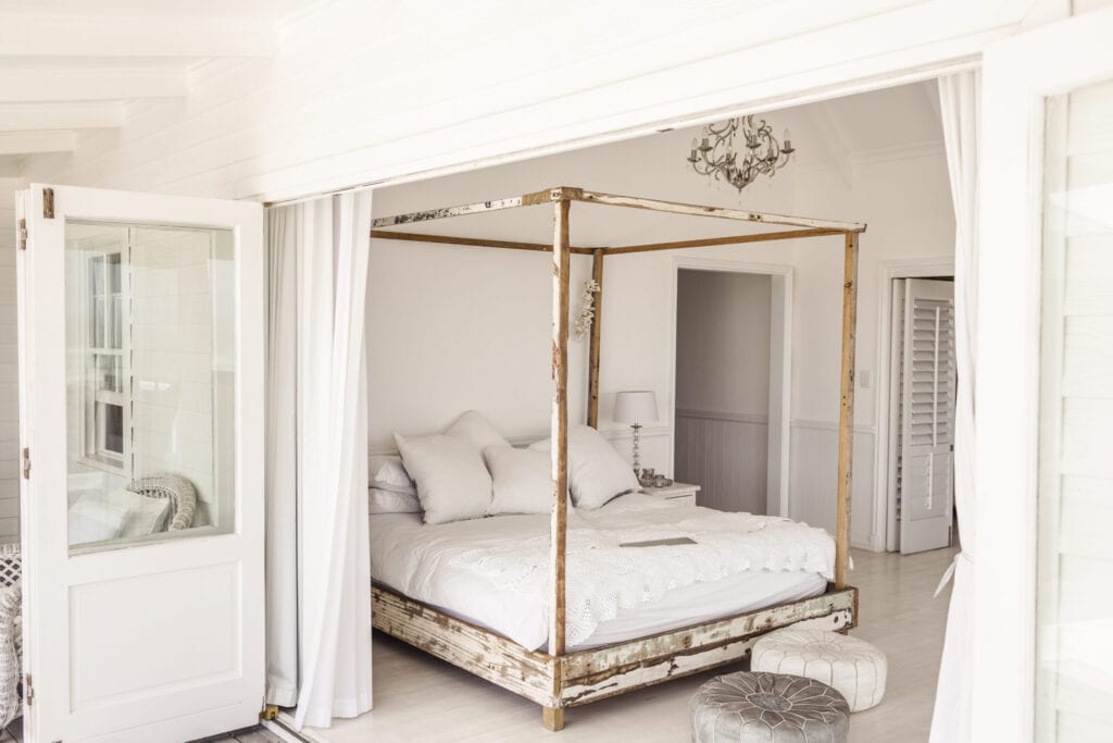 Shabby chic Schlafzimmer mit Himmelbett, Grotto Bay, Südafrika