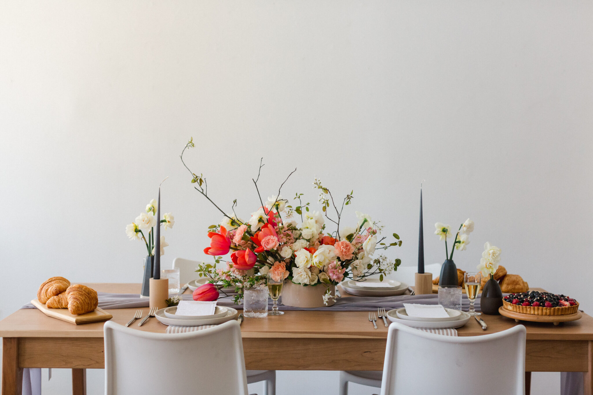 Fresh, Modern Table Setting Ideas to Wow Your Guests