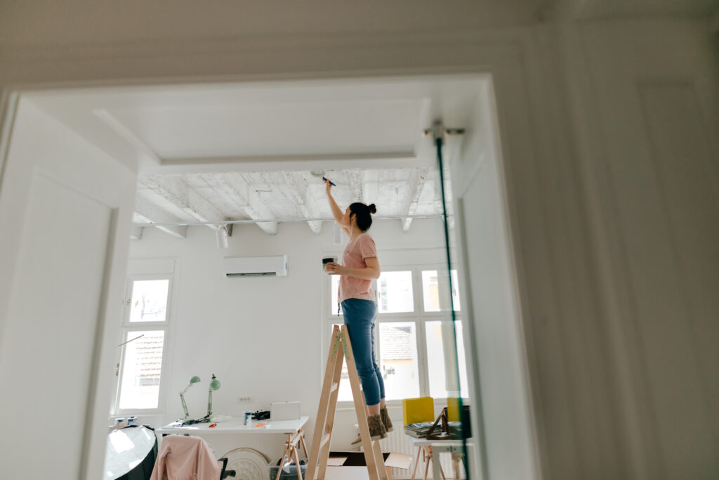 How to Paint a Ceiling Eve Without a Ladder 