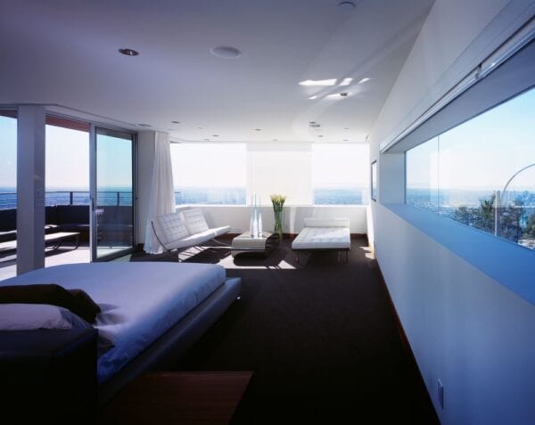 Dabyed and lounge chairs in bedroom overlooking city