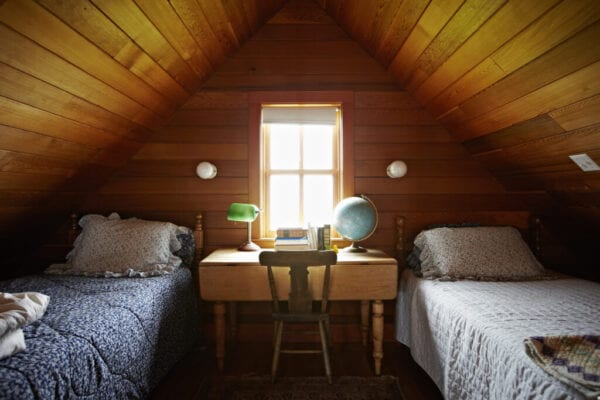 Childs bedroom in rustic cabin