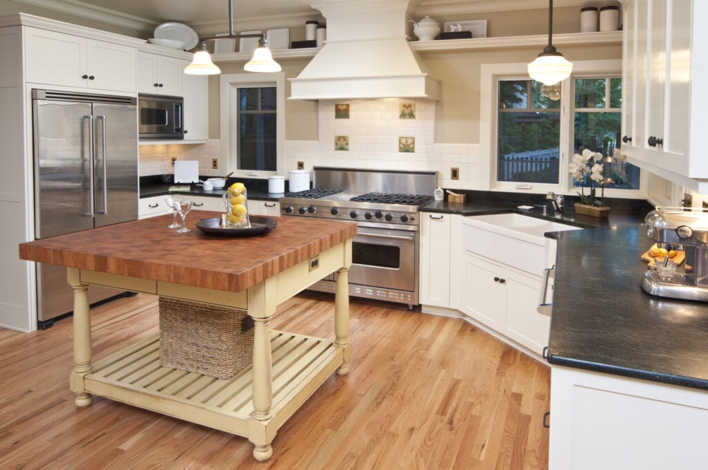 Modern kitchen with Island and high-end finishes