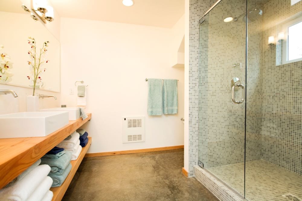 Bathroom with green accents in towels and shower tile