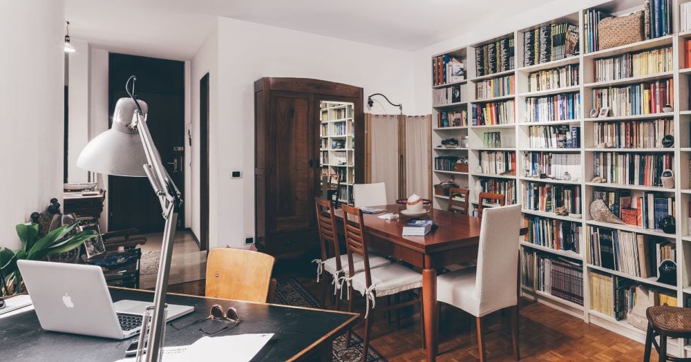 Woonkamer met volledige wand van boekenplanken