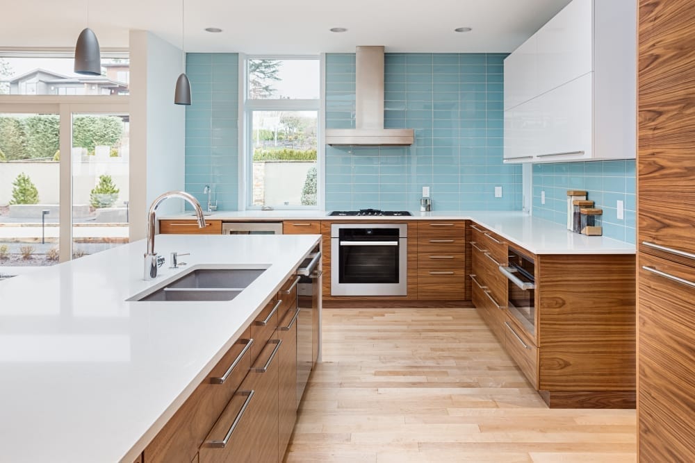 Bright kitchen backsplash