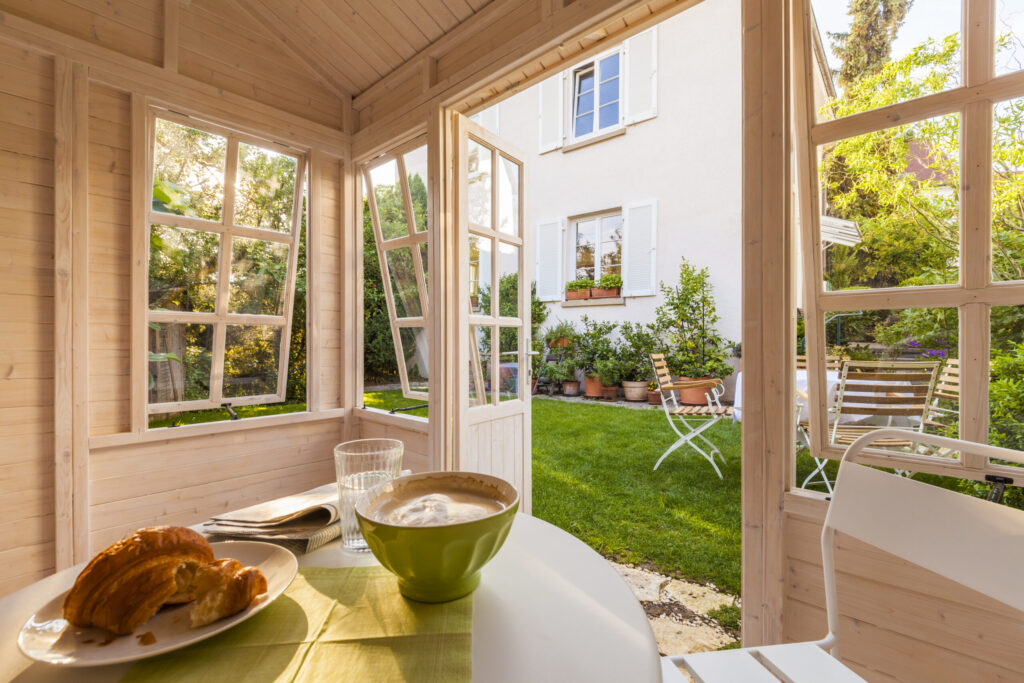 Deutschland, Baden-Württemberg, Stuttgart, Einfamilienhaus, Garten, Gartenhaus, Frühstück, Zeitung, Croissant, Kaffee, Bol, Idylle