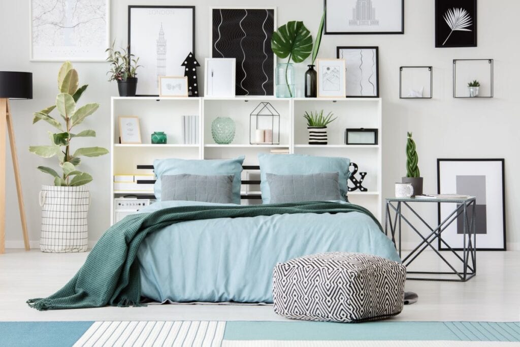 Kontrast için siyah, beyaz ve mavi renklerde yatak odası