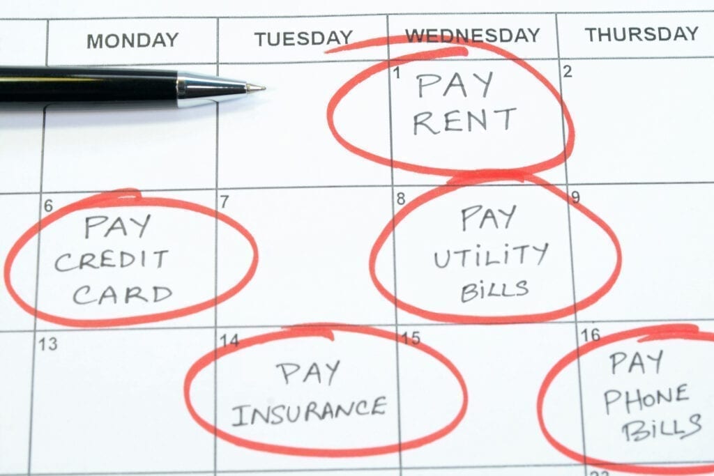 Calendar marked with days to pay expenses and bills