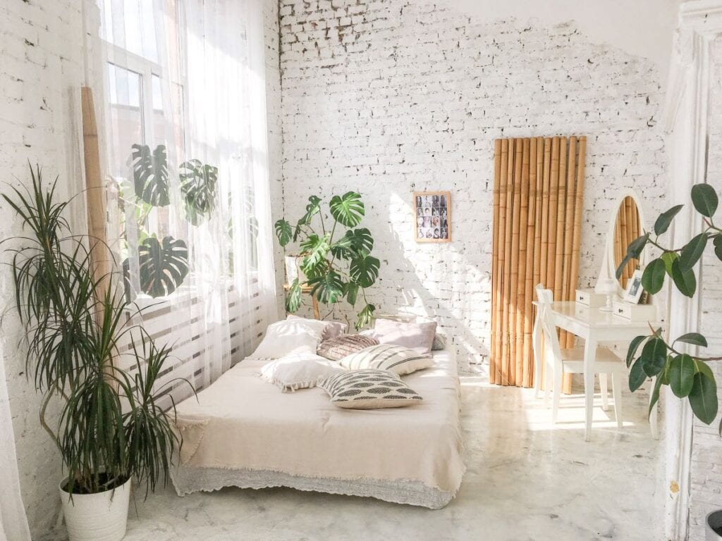 Yeşillik ve bitkiler ile küçük yatak odası