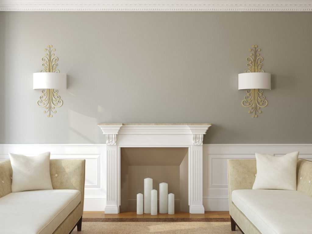 Traditionellt vardagsrum med beige väggar och eleganta vita accenter