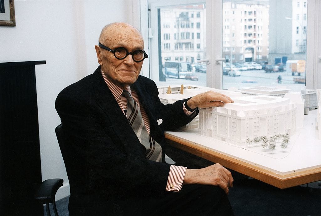 (GERMANY OUT) 08.07.1906-25.01.2005+Architekt, USAPorträt mit dem Miniaturentwurf des American Business Centre am Checkpoint Charlie- 1995 (Photo by Christoph Michaelis/ullstein bild via Getty Images)