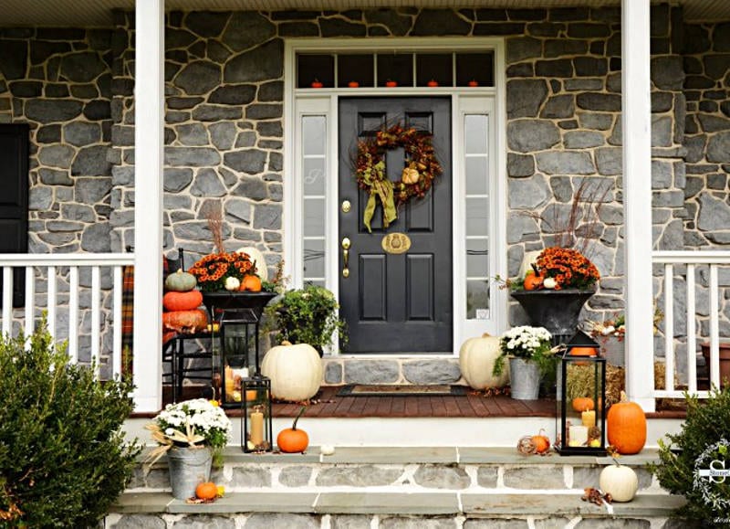 Make Your Neighbors Jealous With These 21 Modern Fall Porch Decorating Ideas