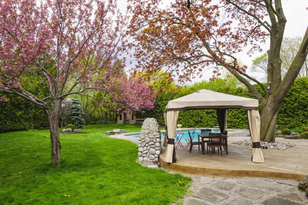 pop-up tent backyard 