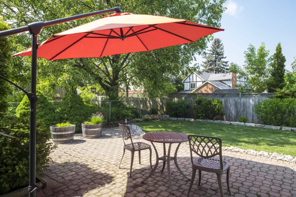 Offset cantilever patio umbrella